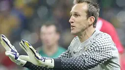 Aksi kiper Australia Mark Schwarzer di laga penyisihan Grup D PD 2010 melawan Serbia di Mbombela Stadium, Nelspruit, 23 Juni 2010. AFP PHOTO / VALERY HACHE