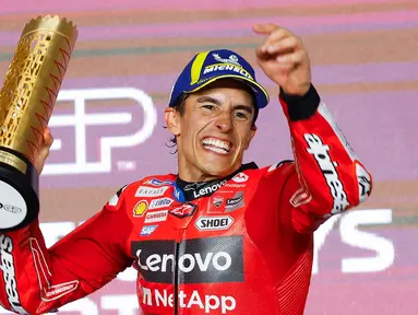 Pembalap Ducati Lenovo asal Spanyol, Marc Marquez merayakan kemenangan di podium pada akhir Grand Prix MotoGP Qatar 2025 di Sirkuit Internasional Lusail, Doha, pada 13 April 2025 atau Senin (14/4/2025) dini hari WIB. (Karim JAAFAR/AFP)