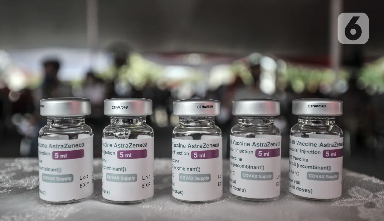 Vaksin AstraZeneca yang digunakan saat vaksinasi massal di Pelabuhan Sunda Kelapa, Jakarta, Kamis (10/6/2021). Pemerintah menggelar vaksinasi massal Covid-19 bagi pekerja pelabuhan dan masyarakat maritim. (merdeka.com/Iqbal S. Nugroho)
