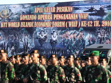Sejumlah pasukan TNI-Polri bersiap mengikuti upacara gelar pasukan di Jakarta, Kamis (28/7). Sebanyak 10.150 personel TNI dikerahkan untuk pengamanan KTT Luar Biasa World Islamic Economic Forum (WIEF) ke-12 pada 2-4 Agustus. (Liputan6.com/Faizal Fanani)