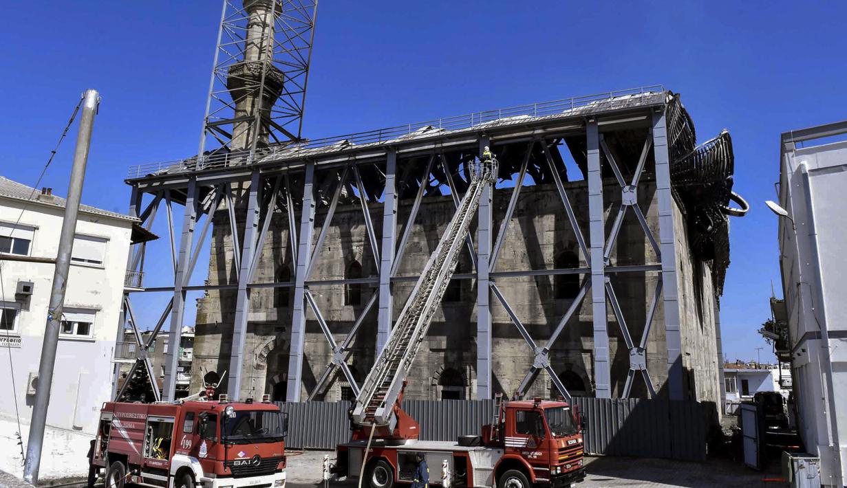 Mobil pemadam kebakaran terlihat di depan Masjid Ottoman Bayezid di Kota Didymoteicho, Yunani, Rabu (22/3). Pembangunan masjid yang juga dikenal sebagai masjid Sultan Celebi Mehmet dimulai pada 1389 dan selesai pada 1420 (ALEXANDRA GIDIKA/EUROKINISSI/AFP)