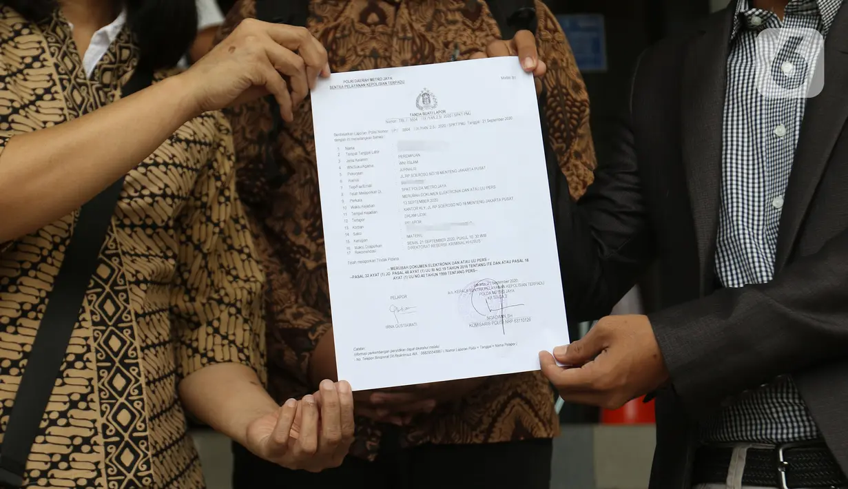 Pemimpin Redaksi Liputan6.com, Irna Gustiawati (kiri) didampingi LBH Pers menunjukkan surat laporan di Polda Metro Jaya, Jakarta, Senin (21/09/2020). Kejahatan digital doxing terhadap jurnalis Liputan6.com, resmi dilaporkan ke polisi. (Liputan6.com/Herman Zakharia)