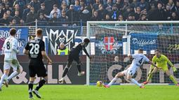 Pemain Como, Assane Diao mencetak gol ke gawang Napoli dalam laga lanjutan Liga Italia 2024/2025 di Giuseppe-Sinigaglia Stadium, Como, Italia, Minggu (23/02/2025) waktu setempat. (AFP/Piero Cruciatti)