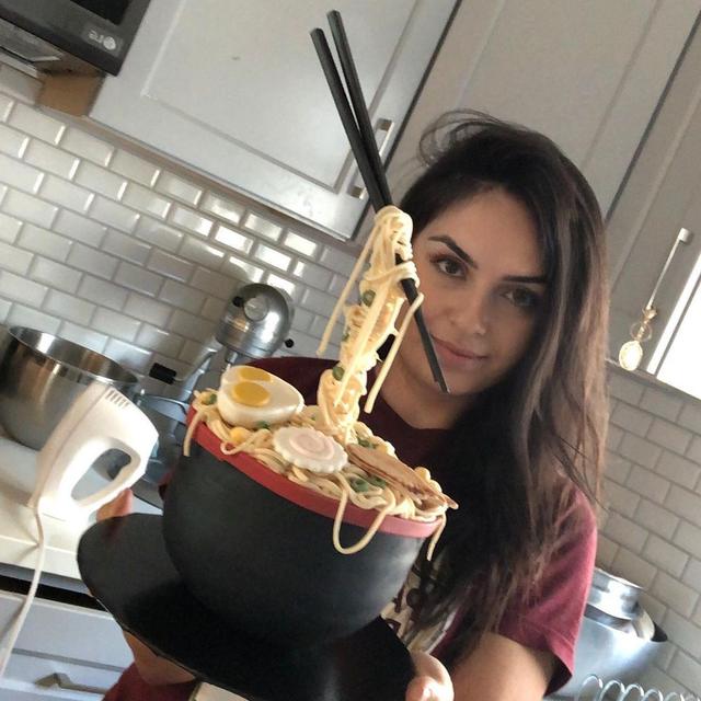 Wanita Ini Kreasikan Kue Mirip Benda di Sekitar, 8 Hasilnya Mengagumkan