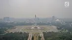 Kabut tipis menyelimuti udara di salah satu sudut kota Jakarta, Selasa (10/7). Tingkat polusi di Jakarta semakin memburuk dengan Indeks Kualitas Udara hari ini tercatat oleh BreezoMeter mencapai angka 151. (Merdeka.com/Iqbal S. Nugroho)
