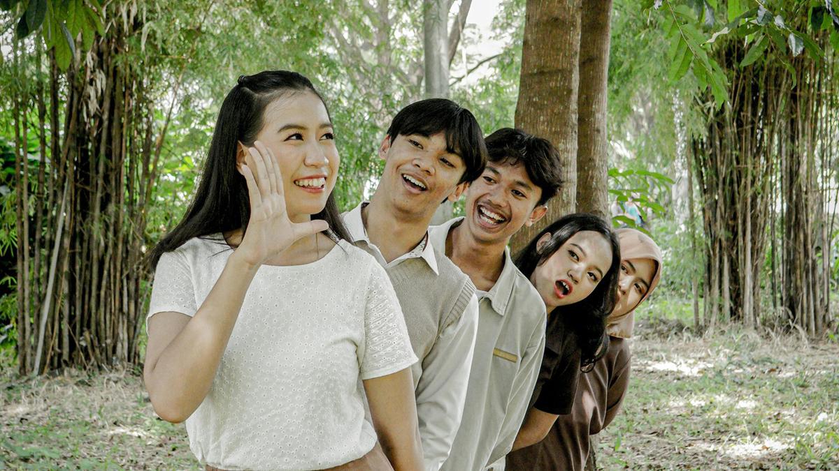 45 Pantun Lucu Buat Teman, Guyon Santai Bikin Makin Akrab