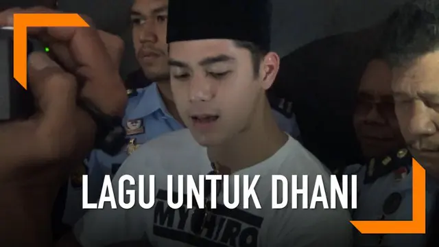 Al Ghazali memberikan lagu spesial untuk Ahmad Dhani yang sedang ditahan di Rutan Medaeng.