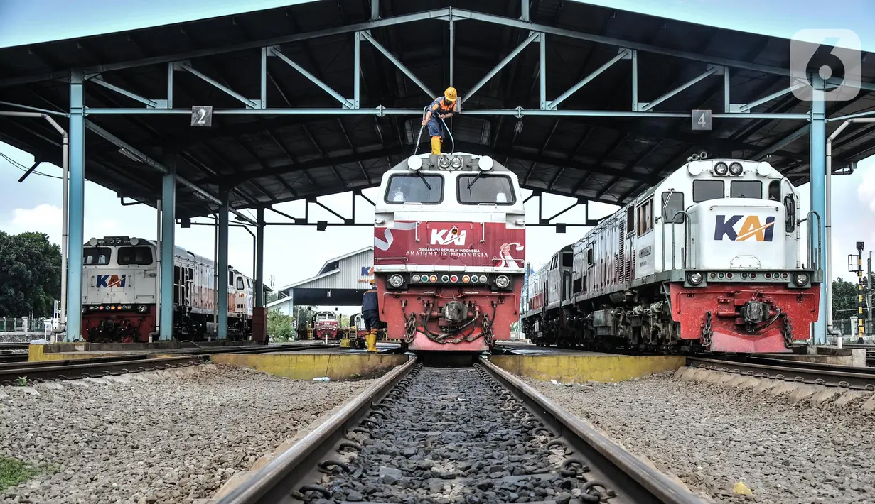 Petugas saat mencuci lokomotif kereta jarak jauh di Depo KA Cipinang, Jakarta Timur, Selasa (6/9/2022). Depo Kereta Cipinang merupakan fasilitas perawatan kereta terbesar di Indonesia yang berfungi sebagai tempat pemantauan kelayakan lokomotif dan gerbong sebelum beroperasi. (merdeka.com/Iqbal S Nugroho)