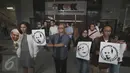 Puluhan aktivis gerakan anti korupsi menggelar aksi di gedung KPK, Jakarta (11/4). Mereka menggelar aksi sambil membawa poster Novel Baswedan dan mengutuk pelaku penyerangan terhadap novel. (Liputan6.com/Helmi Afandi)