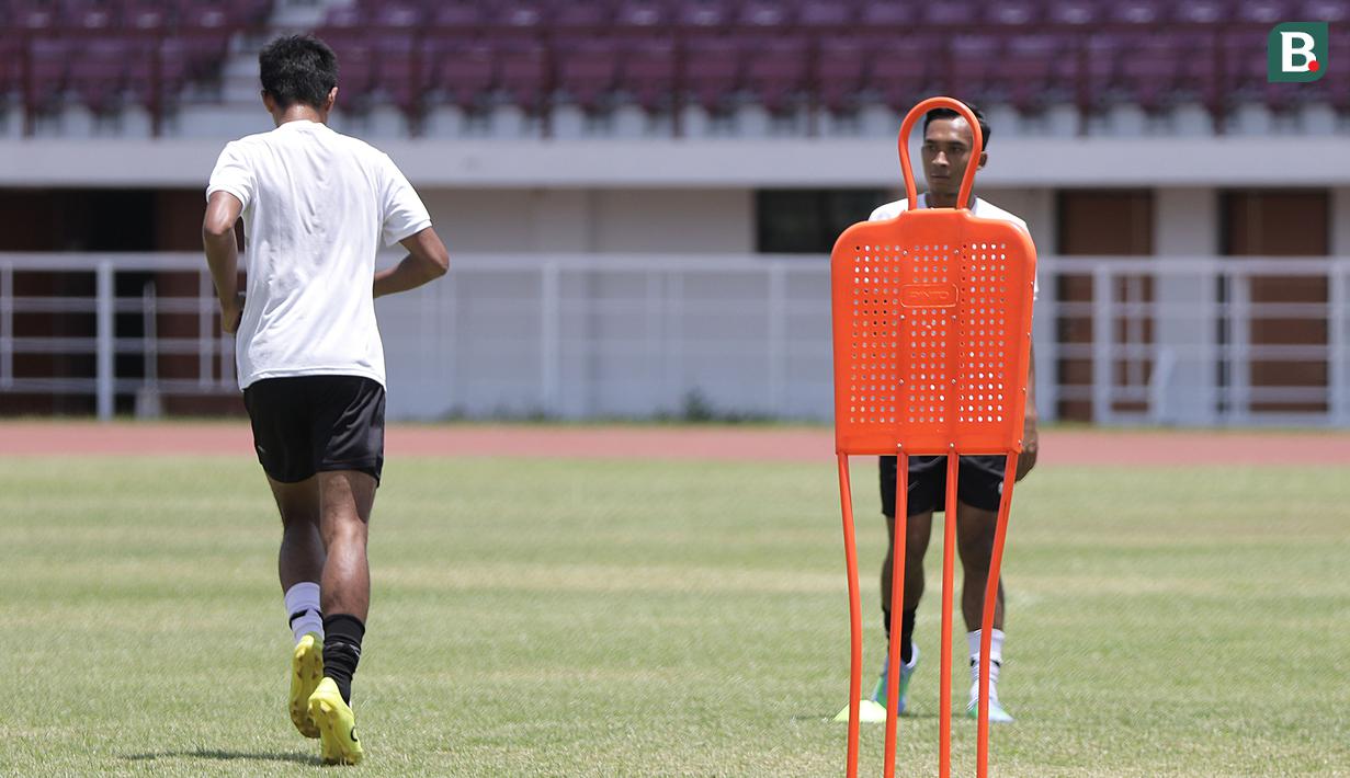 Menurut Shin Tae-yong, matahari bakal membantu proses pemulihan dari para pemainnya yang baru tampil 12 jam sebelumnya. (Bola.com/Ikhwan Yanuar)