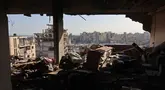 Interior bangunan tempat tinggal yang rusak terlihat setelah serangan Israel di Kota Gaza pada Kamis 4 Juni 2026. (Omar AL-QATTAA/AFP)