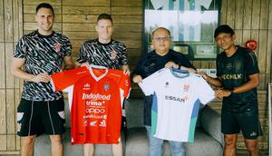 CEO Bali United, Yabes Tanuri, dan Direktur Akademi Bali United, Gde Mahatma Dharma, saat menerima kunjungan Pelatih Tranmere Rovers, Dan O’Donnell, dan International Academy Manager Tranmere Rovers, Matt Hunter, di Bali United Training Center. (Dok. Bali United)