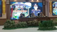 Kapolda Kaltim Irjen Pol Imam Sugianto didamping Waka Polda Kaltim dan Kabid Humas saat menyampaikan konferensi pers akhir tahun 2022. (Apriyanto/Liputan6.com)