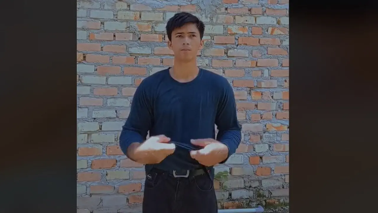 Pemuda bertangan besar