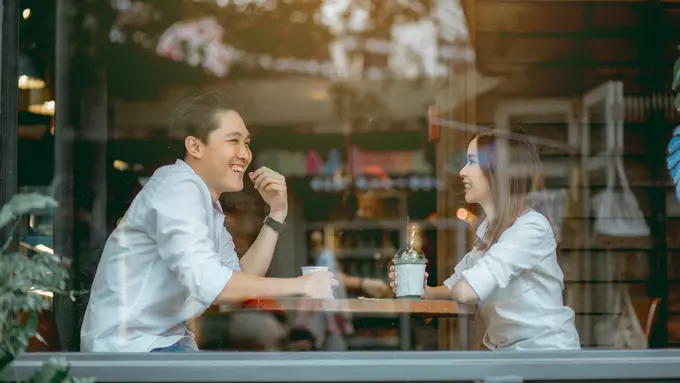 pasangan dan perempuan dengan setia