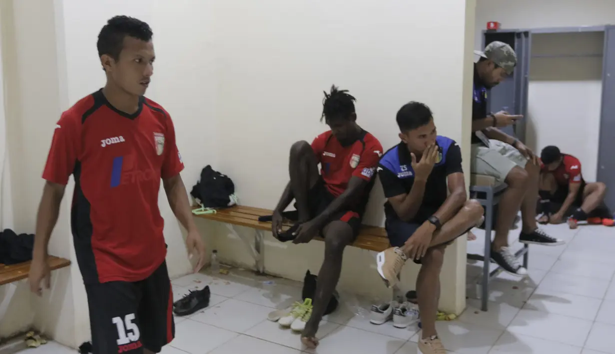 Gelandang Mitra Kukar, Hendra Bayauw melakukan pemanasan ringan di ruang ganti jelang leg kedua semi final Piala Presiden melawan Persib di Stadion Si Jalak Harupat, Bandung, Sabtu (10/10/2015). (Bola.com/Vitalis Yogi Trisna)
