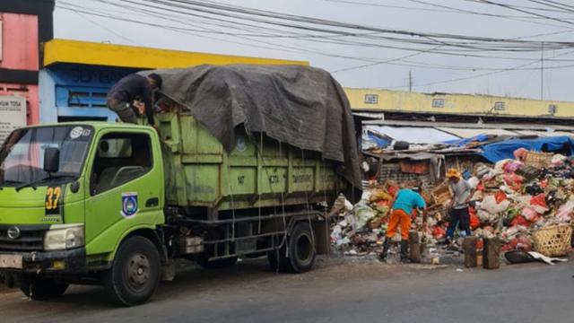 Dinas Lingkungan Hidup (DLH) Tangerang Selatan mencatat terjadinya kenaikan sebesar 10 persen sampah yang dihasilkan oleh masyarakat selama libur lebaran 2024. (Liputan6.com/Pramita Tristiawati)