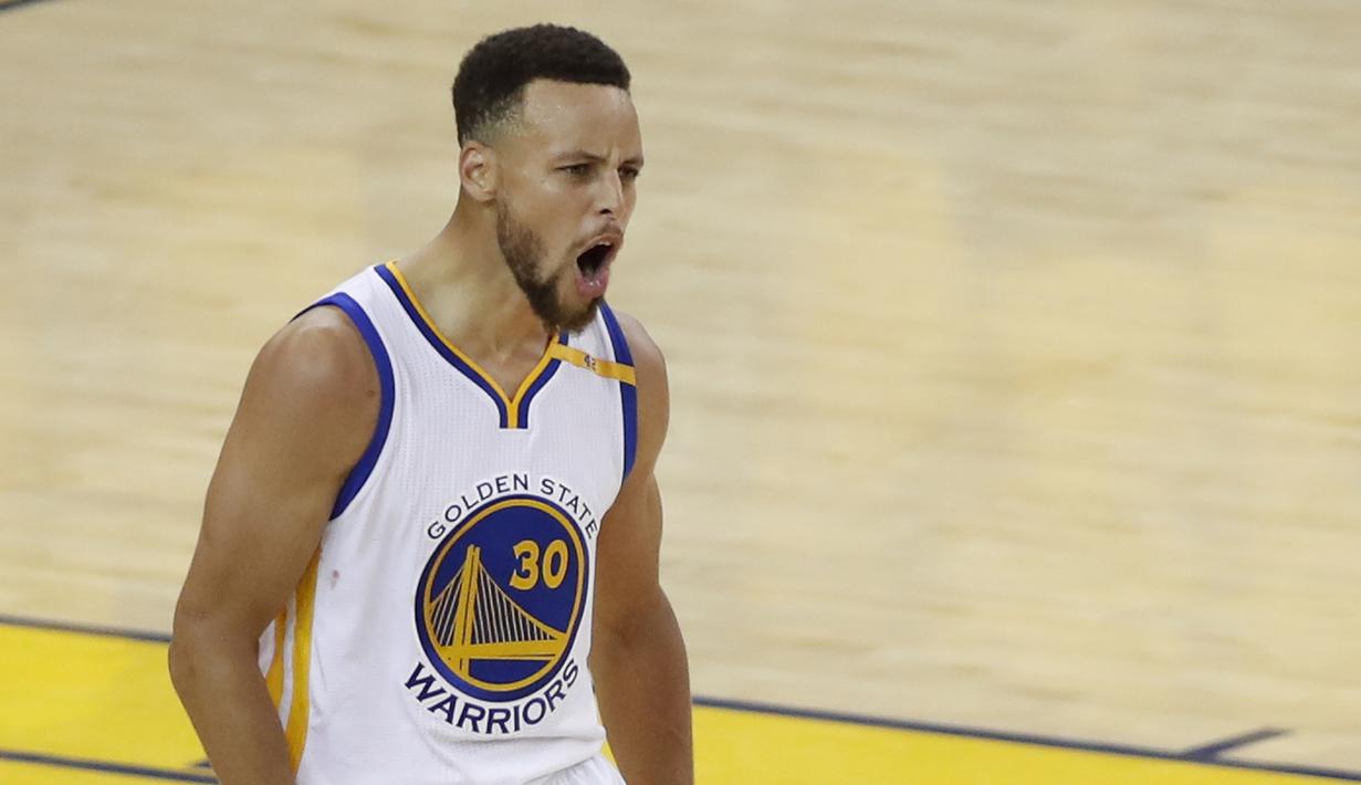 Pemain Golden State Warriors, Stephen Curry, saat pertandingan melawan Cleveland Cavaliers dalam Final NBA gim kedua di Oracle Arena, Oakland, California, AS, (04/06/2017).( EPA/Monica Davet)