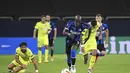 Penyerang Inter Milan, Romelu Lukaku menggiring bola dari kejaran pemain Getafe, Mathias Olivera pada pertandingan babak 16 besar Liga Europa di Veltins-Arena di Gelsenkirchen, Jerman, Rabu, (5/8/2020). Inter menang 2-0 atas Getafe dan melaju ke perempat final.  (AP Photo/Ina Fassbender)