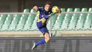 Pemain Verona, Darko Lazovic, mengontrol bola saat melawan AC Milan pada laga Liga Italia di Stadion Bentegodi, Minggu (7/3/2021). AC Milan menang dengan skor 2-0. (Spada/LaPresse via AP)