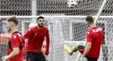 Penyerang Albania #11 Armando Broja (tengah) menghadiri sesi latihan MD-1 menjelang matchday terakhir Grup B Euro 2024 di base camp mereka di Kaiserau, Minggu (23/6/2024). (KENZO TRIBOUILLARD / AFP)