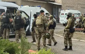 Pasukan Garda Nasional Rusia dikirim ke penjara untuk mengakhiri penyanderaan. (Rosgvardia)