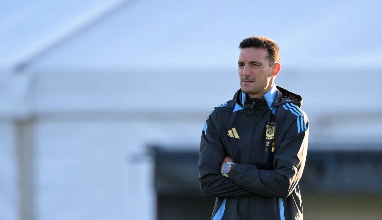 Pelatih Argentina, Lionel Scaloni memimpin latihan Timnas Argentina menjelang laga kualifikasi Piala Dunia 2026 zona CONMEBOL melawan Chile di Ezeiza, Buenos Aires, Selasa (03/09/2024). (AFP/Juan Mabromata)