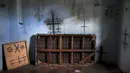 Sebuah rumah dipenuhi simbol - simbol yang dibuat geng Mara Salvatrucha di Mejicanos, El Salvador, (9/12). Kepolisian El Salvador akan menghapus semua gambar atau simbol yang dibuat oleh geng Mara Salvatrucha. (REUTERS/Jose Cabezas)