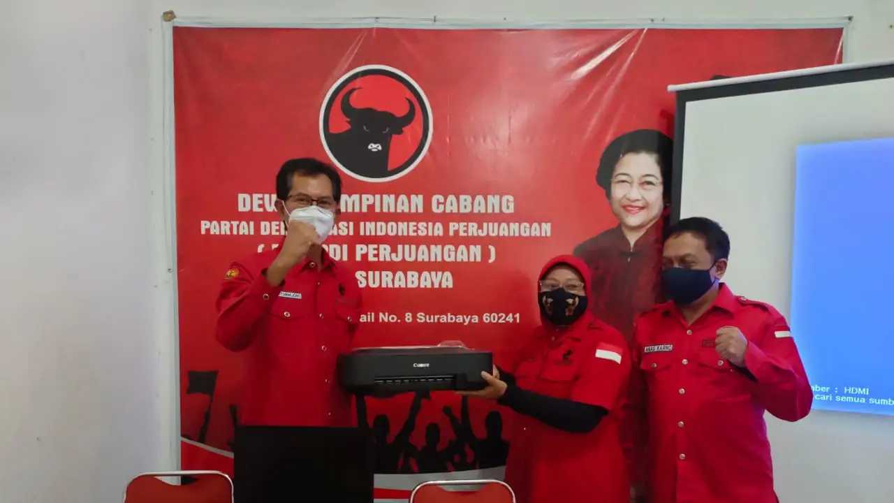 PDIP Surabaya membagiak laptop ke jajaran pengurus. (Dian Kurniawan/Liputan6.com)