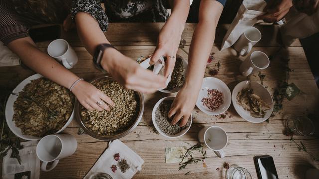 Ilustrasi membuat minuman, jamu tradisional