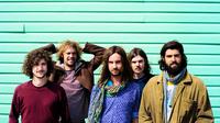 Lewat lagu 'The Less I Know The Better' Tame Impala ingin mengungkapkan bahwa mengetahui banyak hal ternyata bisa sangat buruk. (via beardedgentlemenmusic.com/)