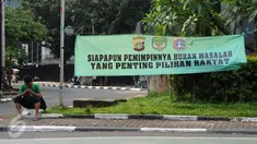 Spanduk himbauan jelang pelaksanaan Pilkada DKI Jakarta putaran 2 terpampang di Jalan Gunawarman, Jakarta, Minggu (16/4). Pilkada DKI Jakarta putaran 2 akan berlangsung pada Rabu 19 April mendatang. (Liputan6.com/Helmi Fithriansyah)