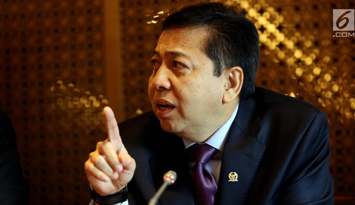 Ketua DPR Setya Novanto menggelar konferensi pers di Gedung DPR, Jakarta, Selasa (18/7). Meski telah ditetapkan sebagai tersangka kasus korupsi e-KTP, Setya Novanto membantah telah menerima jatah Rp574 miliar dari proyek itu. (Liputan6.com/Johan Tallo)