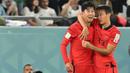 Son Heung-min menangis usai dirinya mampu memberi umpan yang mampu dikonversikan olehrekan satu timnya menjadi gol kemenangan atas Portugal. (AFP/Jung Yeon-je)