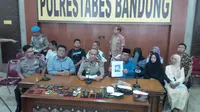 Begal penendang motor pasutri di Bandung yang menyebabkan seorang tewas itu tertangkap bersama komplotannya. Salah satunya perempuan. (Liputan6.com/Aditya Prakasa)