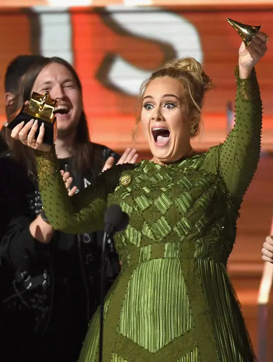 Di atas panggung, saat menerima penghargaan kategori Best Album, Adele mematahkan piala Grammy tersebut. Di balik hal anehnya tersebut, ternyata Adele punya alasannya sendiri. (AFP/Bintang.com)