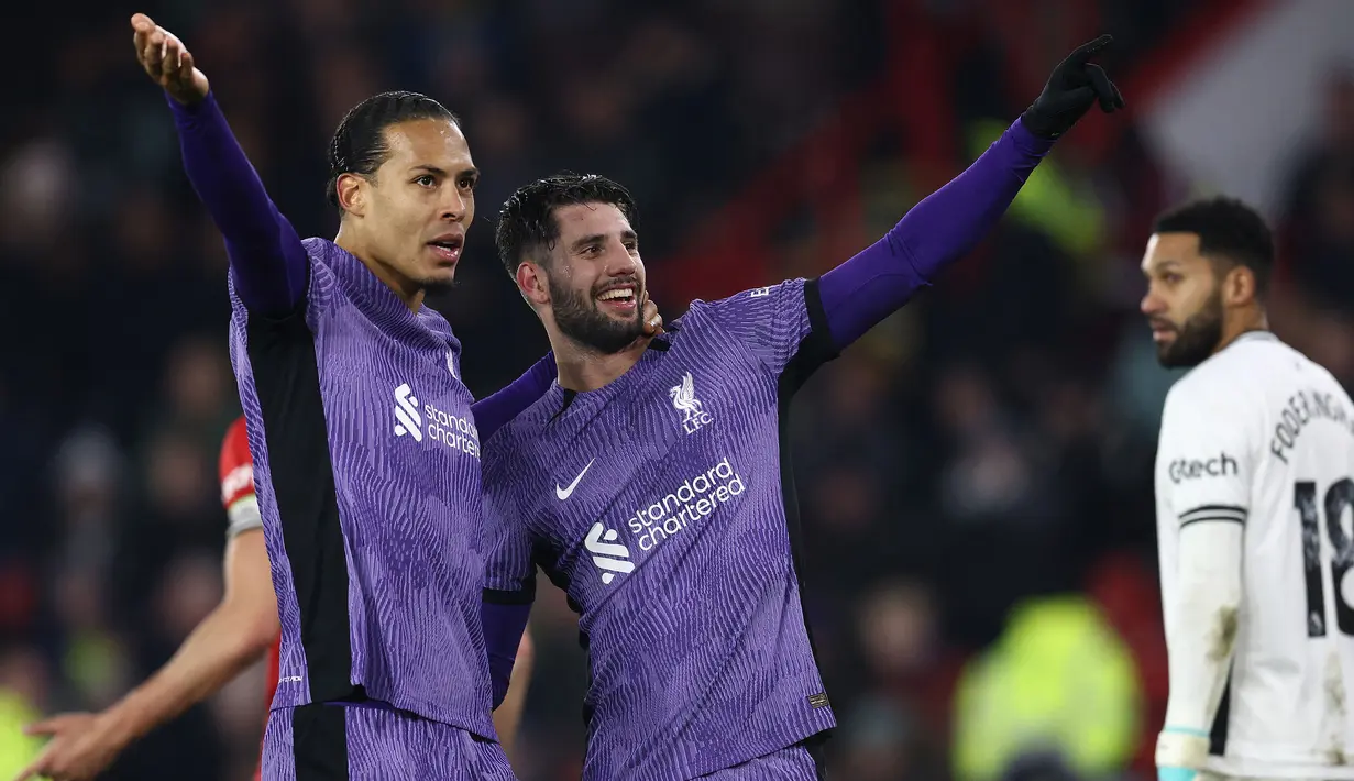 Selebrasi gelandang Liverpool, Dominik Szoboszlai (kanan) bersama Virgil van Dijk setelah mencetak gol kedua timnya ke gawang Sheffiled United pada laga pekan ke-15 Liga Inggris 2023/2024 di Bramall Lane, Sheffield, Kamis (7/12/2023) dini hari WIB. (AFP/Darren Staples)