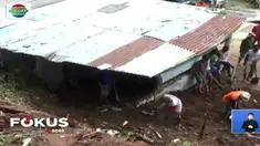 Warga bahu membahu memindahkan material tanah longsor yang melanda enam rumah warga.