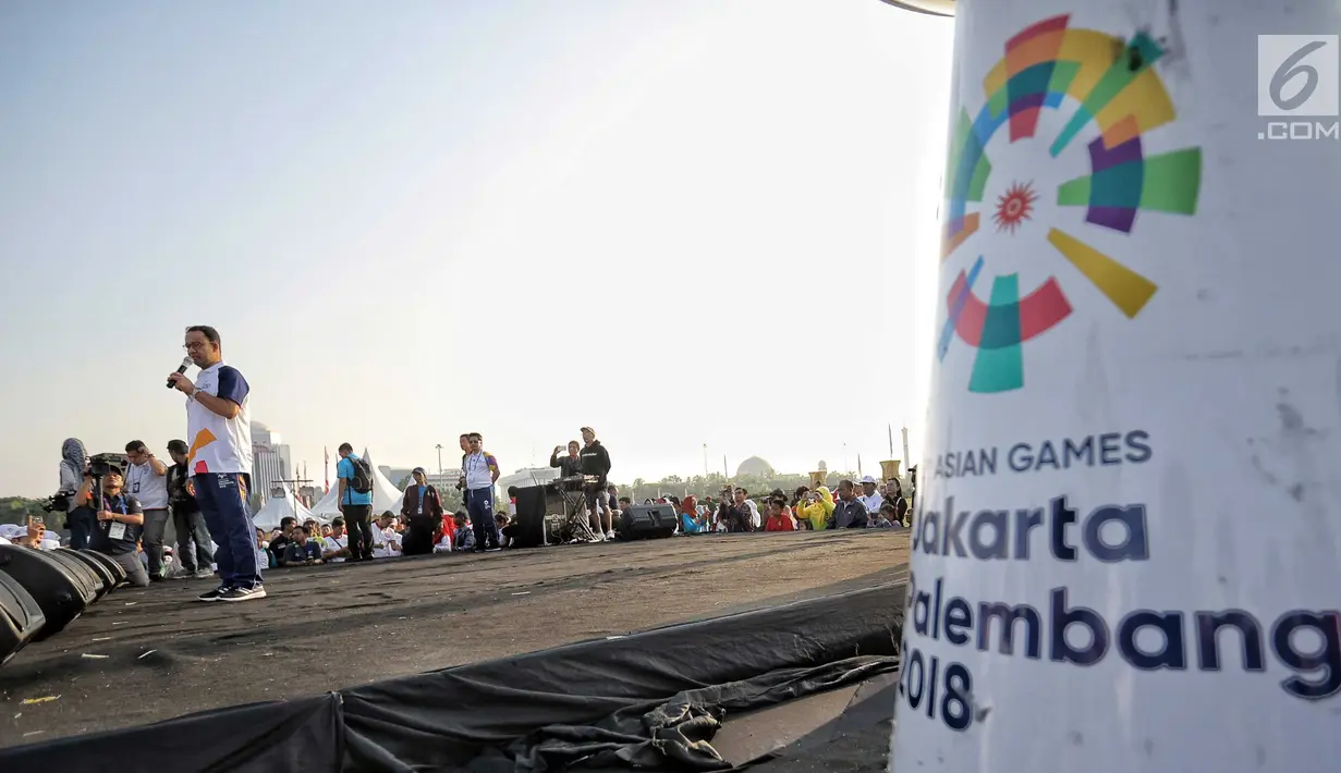 Gubernur DKI Jakarta Anies Baswedan memberi sambutan sebelum acara puncak Kirab Obor Asian Games 2018 di Jakarta, Sabtu (18/8). Dalam sambutannya, Anies mengaku bangga Jakarta bisa menjadi saksi sejarah Asian Games. (Liputan6.com/Faizal Fanani)