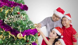 Ilutrasi keluarga bahagia menghias pohon natal. (depositphotos/realinemedia)