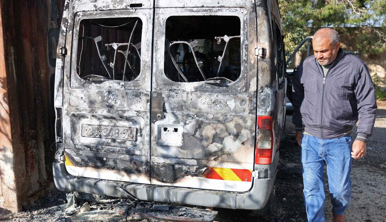 Dan, hampir setiap hari para pemukim Yahudi di Tepi Barat melakukan kekerasan terhadap warga Palestina. Bahkan, kekerasan yang dilakukan pemukim Yahudi sudah mendekati anarki. Tampak dalam foto, seorang pria Palestina berjalan melewati sebuah kendaraan yang rusak akibat serangan oleh pemukim Israel di desa Jabaa dekat Bethlehem, di Tepi Barat yang diduduki pada 18 November 2025. (AHMAD GHARABLI/AFP)