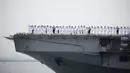 Para prajurit dan wanita memberi hormat di geladak USS America (LHA-6) dalam upacara yang menandai Peringatan 73 Tahun Pendaratan Incheon, di laut lepas pantai Incheon pada tanggal 15 September 2023. (Chung Sung-Jun/POOL/AFP)