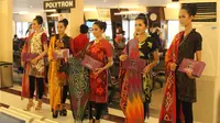 Manajemen PT Angkasa Pura I mengadakan kegiatan peragaan busana dengan memamerkan beberapa pakaian daerah di Bandara Ahmad Yani Semarang.