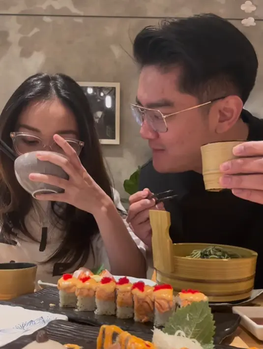 Salah satu momen menarik saat keduanya makan bersama adalah tatapan Boy kepada Ayu. Ya, di tengah momen makan mereka Boy nampak memerhatikan bagaimana Ayu menyantap makanannya. [Foto: Instagram/ayutingting92]