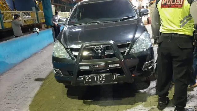 Temuan jenazah pria dan wanita tanpa busana di dalam mobil menyala di Pelabuhan Merak, Banten. (Foto: Liputan6.com/Yandhi Deslatama)