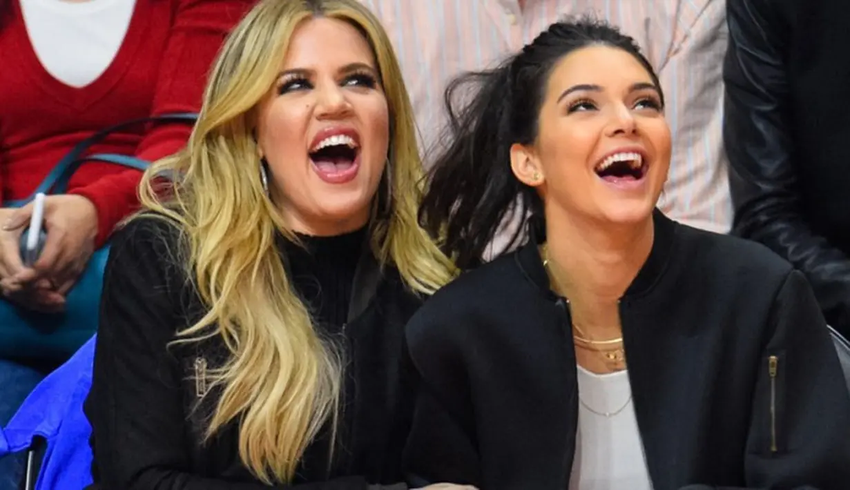 Kakak-adik itu tertangkap kamera tengah bersama. Bahkan keduanya melakukan double date! (OK! Magazine)