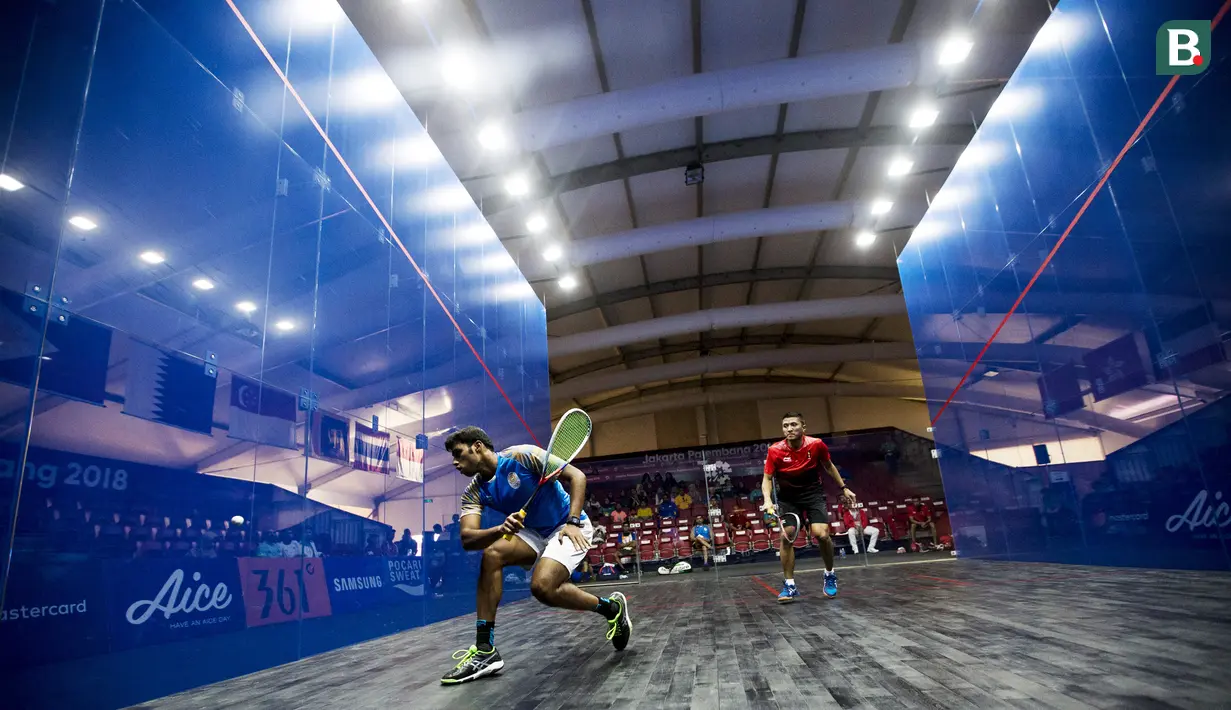 Atlet squash India, Saurav Ghosal, berusaha membalikan bola saat melawan Indonesia pada Asian Games XVIII di Lapangan Squash Senayan, Jakarta, Senin (27/8/2018). (Bola.com/Vitalis Yogi Trisna)