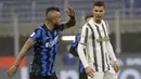 Gelandang Inter Milan, Arturo Vidal, bersitegang dengan striker Juventus, Cristiano Ronaldo, pada laga Coppa Italia di Stadion Giuseppe Meazza, Selasa (2/2/2021). Juventus menang dengan skor 2-1. (AP/Luca Bruno)