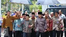 Wakil Presiden, Jusuf Kalla menerima kunjungan Wakil PM Malaysia Ahmad Zahid Hamidi di Istana Wapres, Jakarta, Jumat (18/9/2015). Wapres JK dan Wakil PM Hamidi melaksanakan salat Jumat bersama di Masjid Baturrahman. (Liputan6.com/Faizal Fanani)