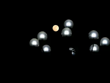 Bulan purnama terlihat di Yangon, Myanmar (29/11/2020). Festival Tazaungdaing, yang juga dikenal sebagai Festival Cahaya, jatuh pada hari bulan purnama di bulan kedelapan kalender tradisional Myanmar. (Xinhua/U Aung)